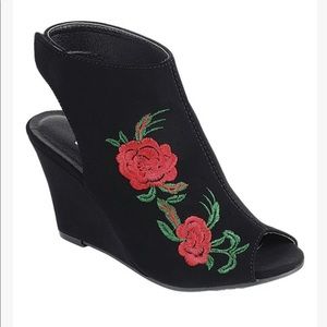 Black open toe wedges with rose embroidery